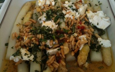 Spargel mit Orangen-Chillie-Butter, Ziegenkäse und Basilikum