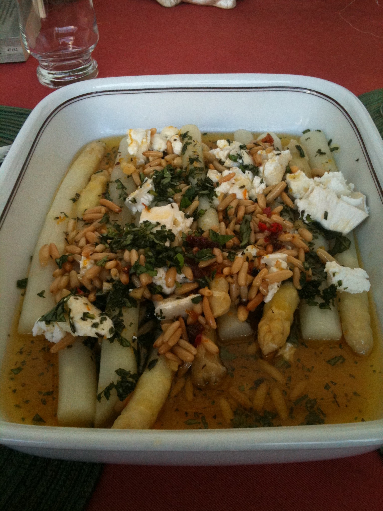 Karamellisierter Spargel mit Löwenzahnsalat, Macadamianüssen und ...