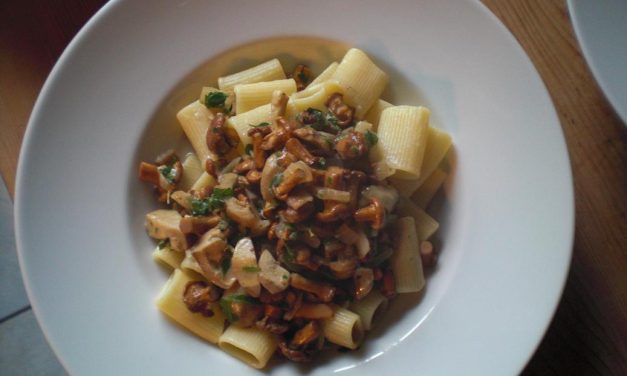 Waldeslust auf dem Teller: Penne mit Pfifferlingen, Steinpilzen, Zitronenthymian und Brandy