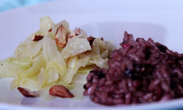 Vegan improvisieren: Spitzkohl mit Haselnussöl und Heidelbeerrisotto