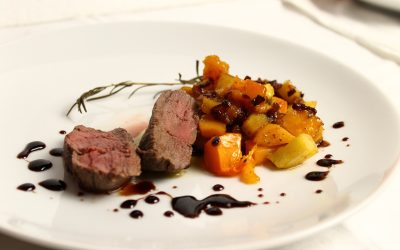 Rehmedaillons mit einer Zimt-Balsamico Reduktion und geröstetem Steckrüben-Kürbisgemüse