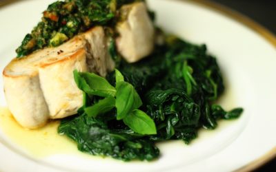 Sattes Grün im Winter – Schwertfisch mit Salsa Verde auf Spinat