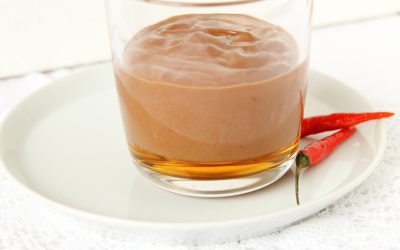 Vegane Schokomousse mit Tonkabohne und Chili auf geliertem Gewürzapfellikör