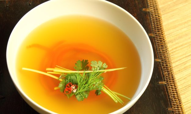 Wärmende Asiatische Bouillon