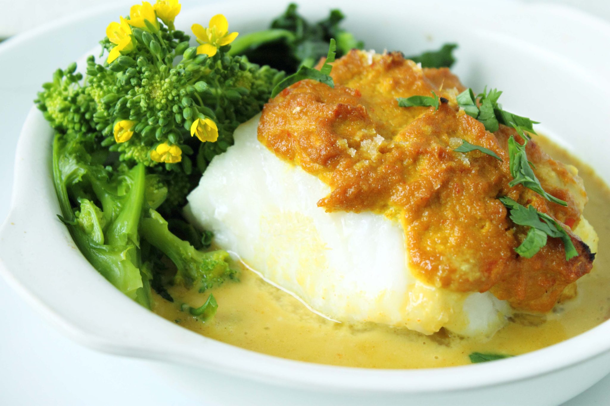 Kabeljau mit ZitronenBergamotte Butter, Erbsenpüree und Ofengemüse