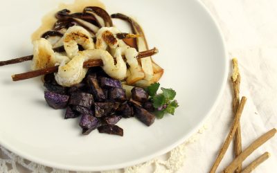 Süßholz-Zander-Saté mit krossen blauen Kartoffelwürfeln und Balsamico-Trevisano