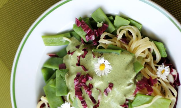 Tagliatelle mit Zitronenmelisse Pesto und grünen Bohnen