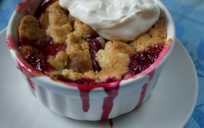Das Potential zum Glücklichmachen – Pfirsich und Pflaumen Crumble mit Zimtjoghurt