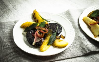 Spanische Blutwurst mit Cidre-geschmorten Äpfeln, Salbei und roten Zwiebeln