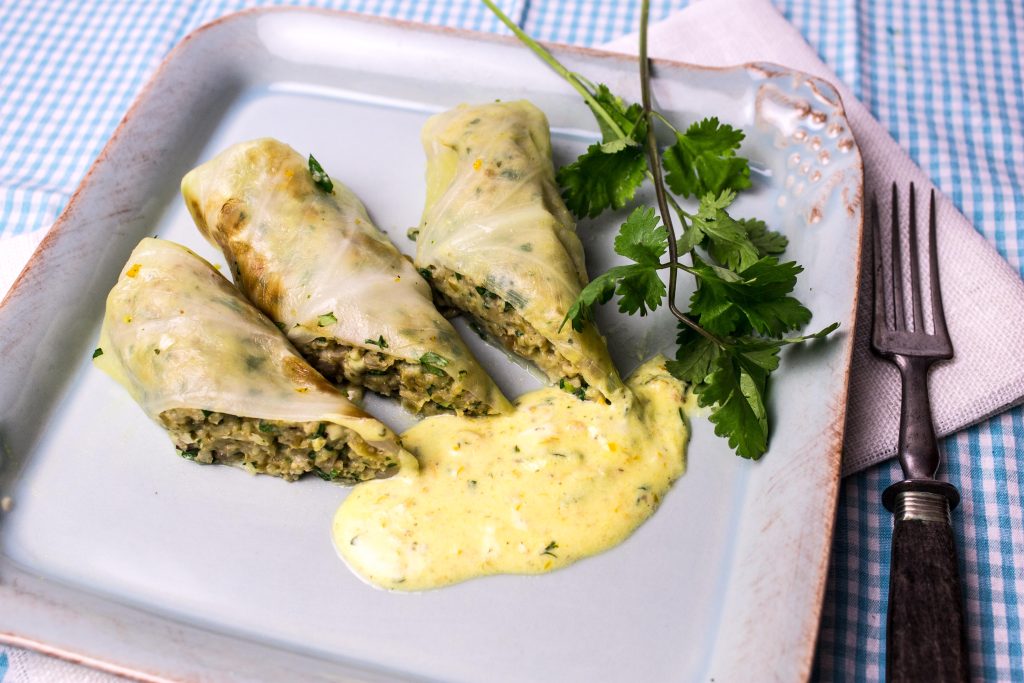 Würzige vegetarische Kohlrouladen mit Quinoa, Linsen und Nüssen ...