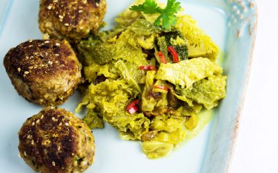 Wirsingcurry mit Kalbfleisch-Dukkah-Bällchen