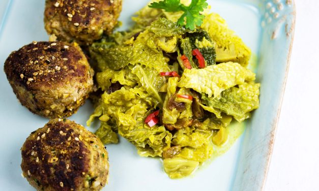 Wirsingcurry mit Kalbfleisch-Dukkah-Bällchen