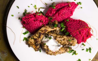 Fruchtiges Rote Bete Couscous mit Gewürz-Putenstreifen und Koriander-Joghurt