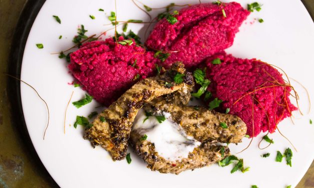 Fruchtiges Rote Bete Couscous mit Gewürz-Putenstreifen und Koriander-Joghurt