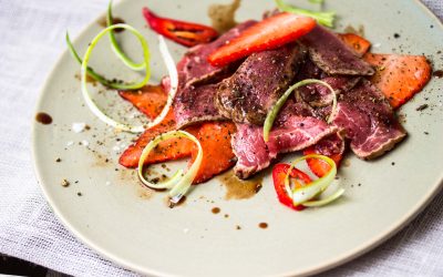 Erdbeeren mit sautiertem Rinderfilet und Moskonfyt Reduktion