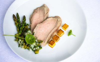 Kalbstafelspitz aus dem Zitronengrassud mit Spargelvinaigrette und krossen Kartoffelwürfeln