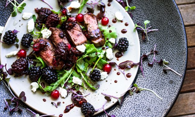Die letzten Brombeeren findet das Reh