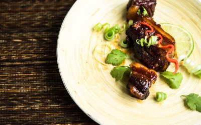 Schwein in Karamell über dem Wolkenpass