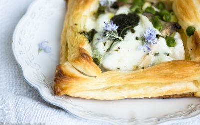 Schnelle Ideen fürs Osterbrunch  luftige Blätterteig-Ricotta Törtchen mit grünem Spargel und Büffelmozzarella