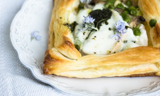 Schnelle Ideen fürs Osterbrunch <br/> luftige Blätterteig-Ricotta Törtchen mit grünem Spargel und Büffelmozzarella