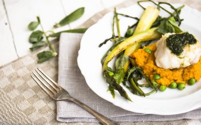 Seeteufel auf gewürztem Möhrenpüree mit grünem und wildem Spargel, frischen Erbsen und Pistou