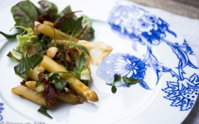 Karamellisierter Spargel mit Löwenzahnsalat, Macadamianüssen und Parmesanhippe