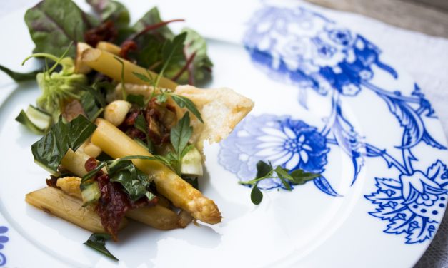 Karamellisierter Spargel mit Löwenzahnsalat, Macadamianüssen und Parmesanhippe