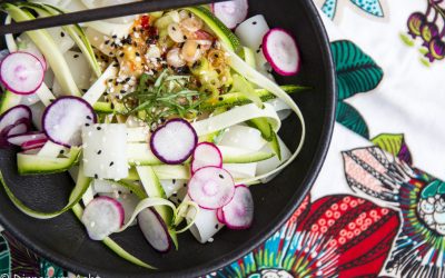 Asiatischer Salat mit Reisnudeln, Radieschen , Zucchini und Sesam-Ingwer Dressing und das Glück, wenn der Kühlschrank mal wieder leer ist..