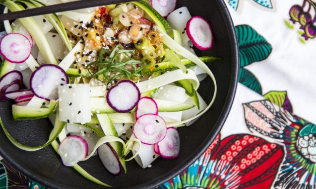 Asiatischer Salat mit Reisnudeln, Radieschen , Zucchini und Sesam-Ingwer Dressing und das Glück, wenn der Kühlschrank mal wieder leer ist..