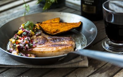 Kotelett vom Schwäbisch-Hällischen Schwein mit Pfirsich-Koriander-Salsa und Süßkartoffeln