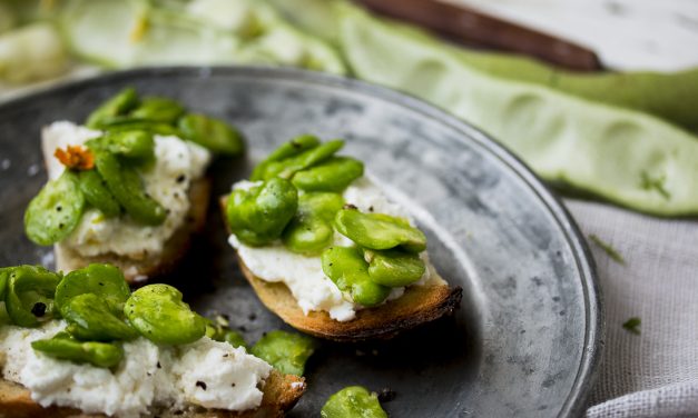 Crostini mit frischen dicken Bohnen und Ricotta