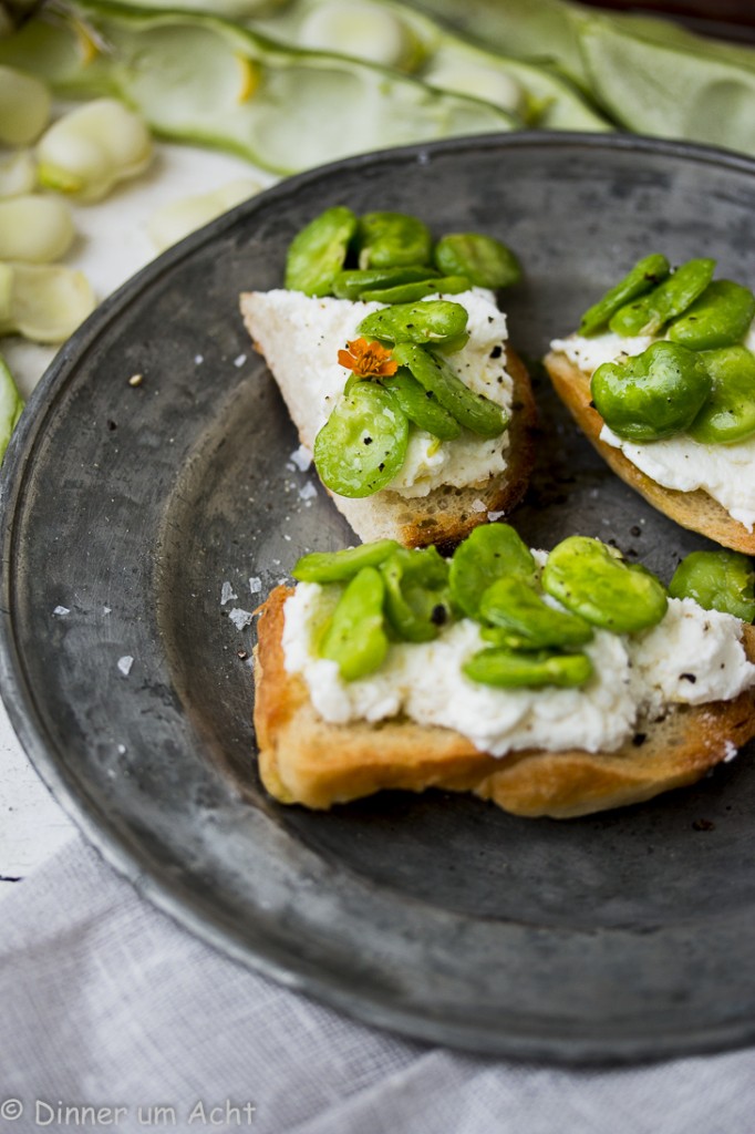 Crostini mit frischen dicken Bohnen und Ricotta - Dinner um Acht