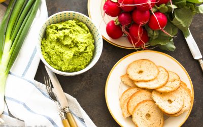 Lasst uns ein Picknick machen und grünen Hummus mitnehmen!