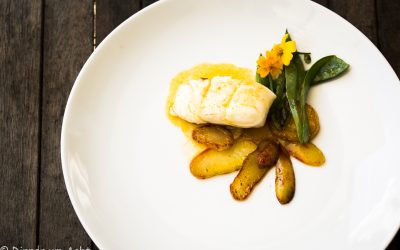 Peruanischer Kabeljau mit Wurzeln und Kartoffeln aus den Anden und Amazonasfrucht Sauce