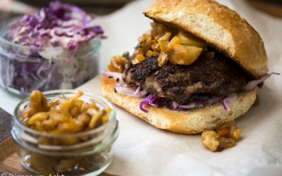 „Burger-Bliss“ – Adzuki Bohnen Burger mit rotem Spitzkohl-Tahini Slaw und Dattel-Walnuss Chutney