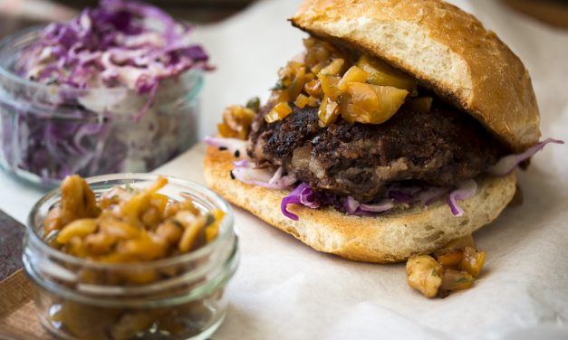 „Burger-Bliss“ – Adzuki Bohnen Burger mit rotem Spitzkohl-Tahini Slaw und Dattel-Walnuss Chutney