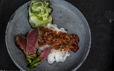 Miso mariniertes Rinderfilet mit Reisnudeln und Shiitake Bolognese