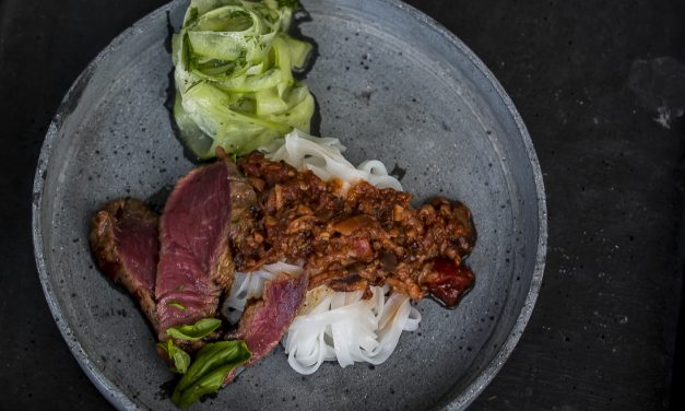 Miso mariniertes Rinderfilet mit Reisnudeln und Shiitake Bolognese