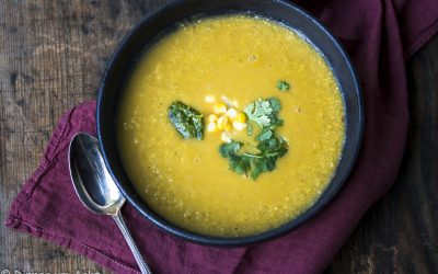 Seidige Maiscremesuppe mit Walnuss-Koriander-Zitronen Pesto