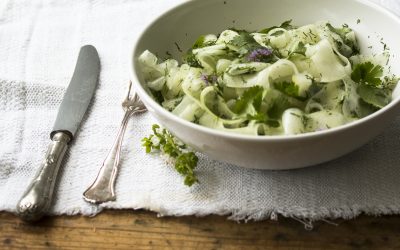 Mit Sake marinierter Gartengurken Salat mit Dill und Koriander