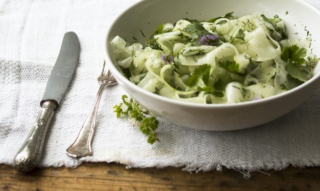 Mit Sake marinierter Gartengurken Salat mit Dill und Koriander