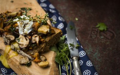 Waldpilze auf Bauernbrot mit pochiertem Ei