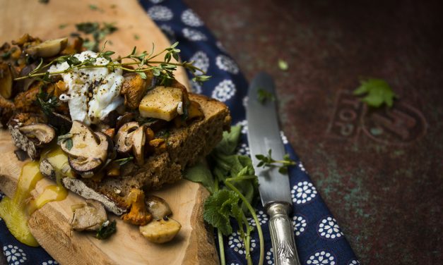 Waldpilze auf Bauernbrot mit pochiertem Ei