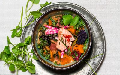 Ein buntes Finale – gedämpfter Lachs auf Grünkohl-Bete-Curry mit Limonen Blättern und Portulak