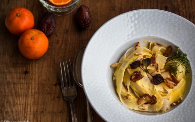 Schwarzwurzel Nudeln mit Safran-Mandarinen Béchamel Sauce,  frischen Datteln und Pinienkernen