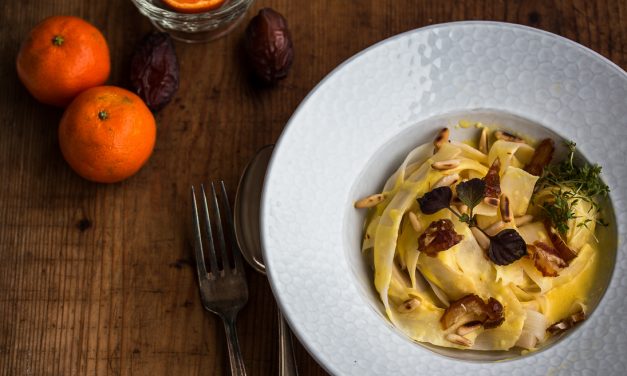 Schwarzwurzel Nudeln mit Safran-Mandarinen Béchamel Sauce,  frischen Datteln und Pinienkernen