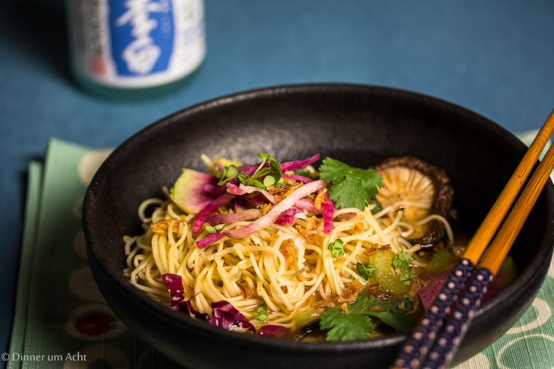 Miso Nudelsuppe mit Shiitake Pilzen, Spinat und Sprossen - Dinner um Acht