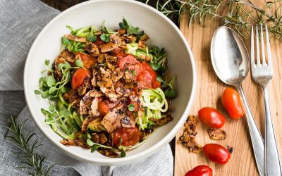 Zucchini Nudeln mit Tomaten-Miso Sauce  und „smoky“ gerösteten Kokos Chips