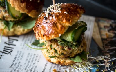 Chicken Burger mit Koriander-Mandel Pesto und marinierten Gurken