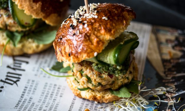 Chicken Burger mit Koriander-Mandel Pesto und marinierten Gurken